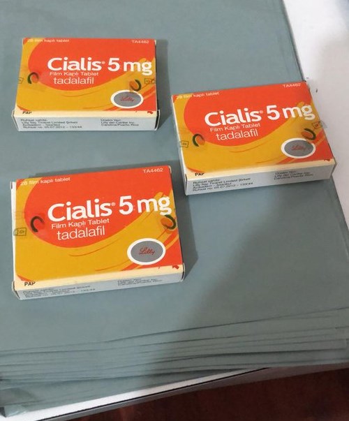 Yan yana duran üç adet Cialis 5 mg 28 tabletlik ilaç kutusu